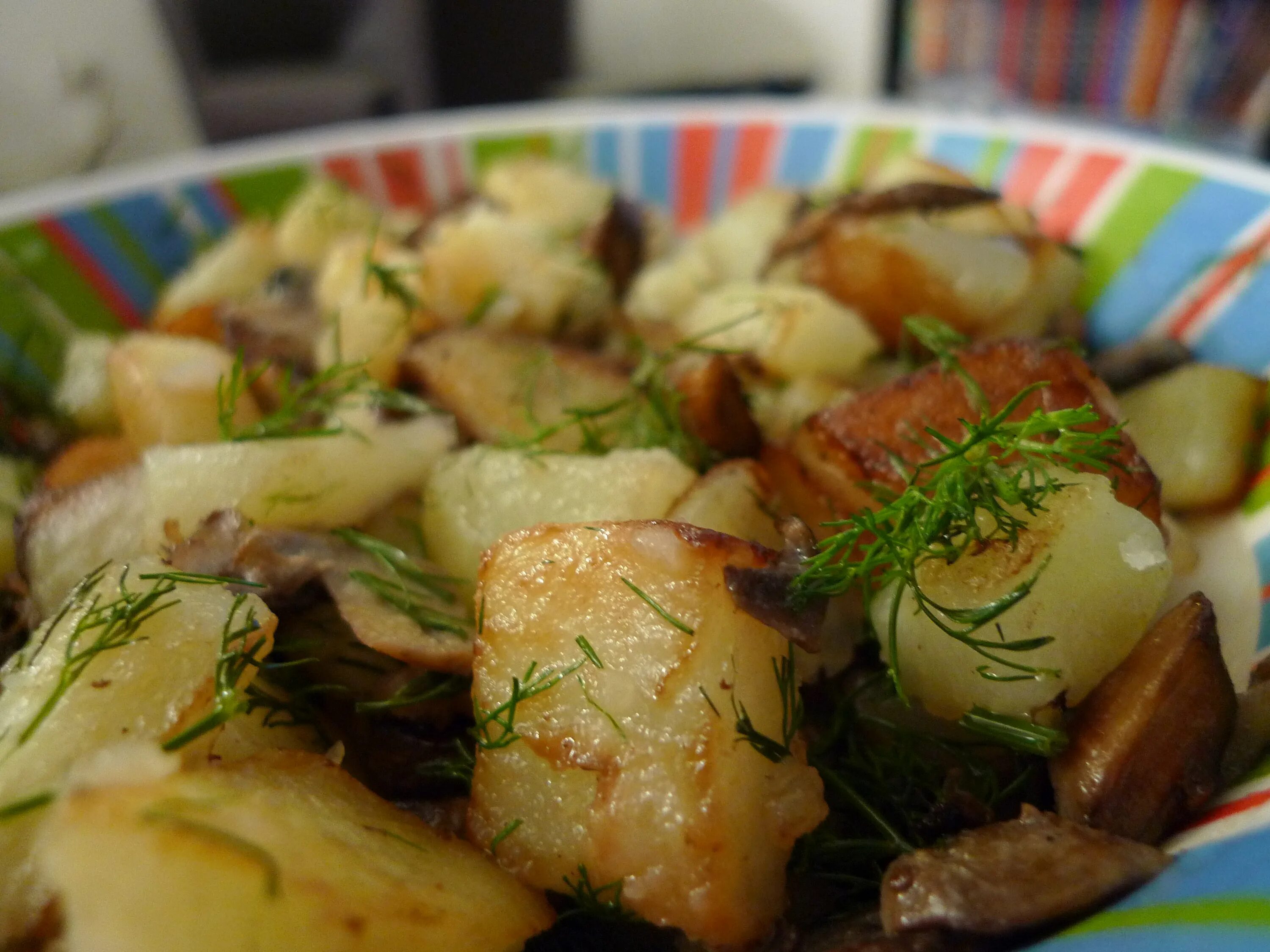 Картошка с грибами на сковороде. Картошка с грибами. Картошка с грибами. Жареная картошка с лесными грибами на сковороде. Рецепт жареной картошки с лесными грибами.