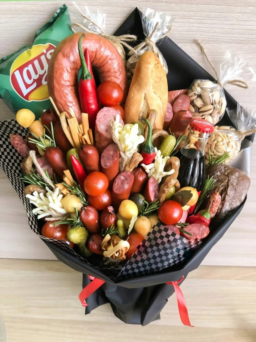 Мужской букет из продуктов москва. Мужской букет из продуктов москва. Мужские букеты стерлитамак. Девушка с продуктовый букетом. Мужские букеты в сарове.