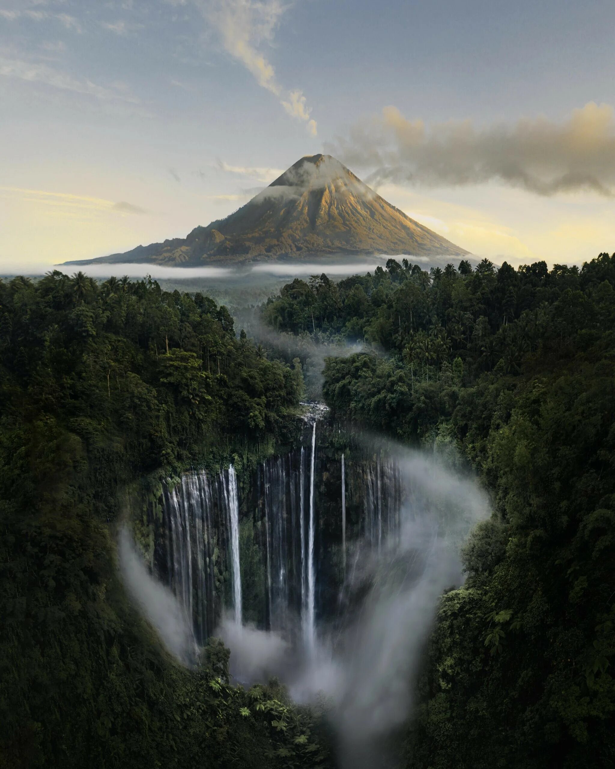 Тысяча водопадов. Водопад tumpak Sewu. Остров Ява. Sewu Индонезия. Водопад Тумпак севу Индонезия фото.