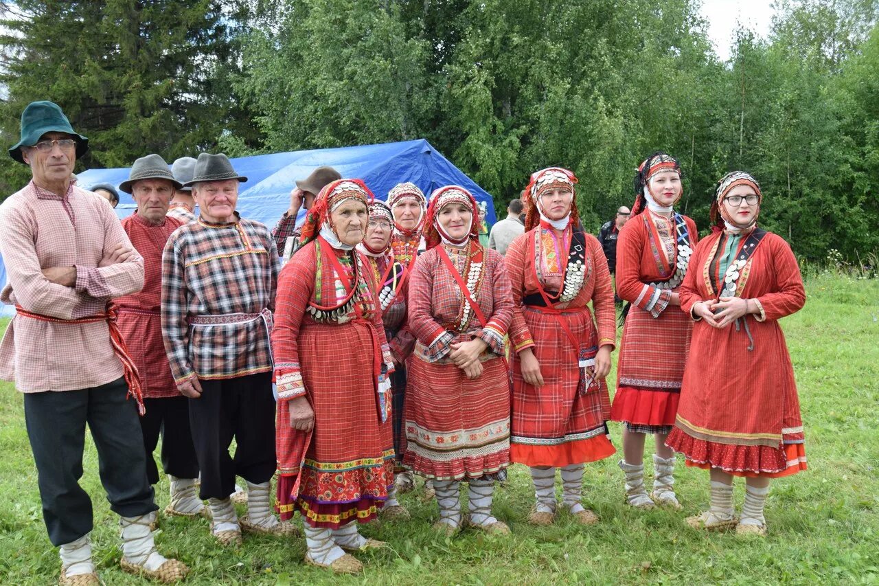 Народы кировской области. Удмуртский национальный костюм бесермяне. Бесермяне Уральские народы. Удмуртия бесермяне национальные костюмы. Удмурты бесермяне внешность.