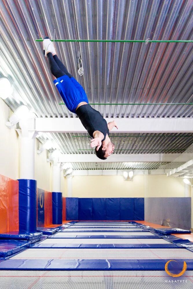 Батутный центр беляево миклухо-маклая. Skyzone батутный центр. Акробатика на батуте. Батут песня. Детские площадки с батутами.