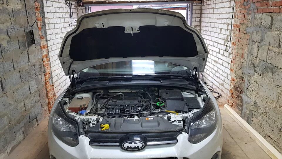 Открытый капот форд фокус 3. Ford Focus 3 под капотом. Ford Focus 2 капот. Упор капота Форд фокус 3. Упор для капота Ford Focus 3.