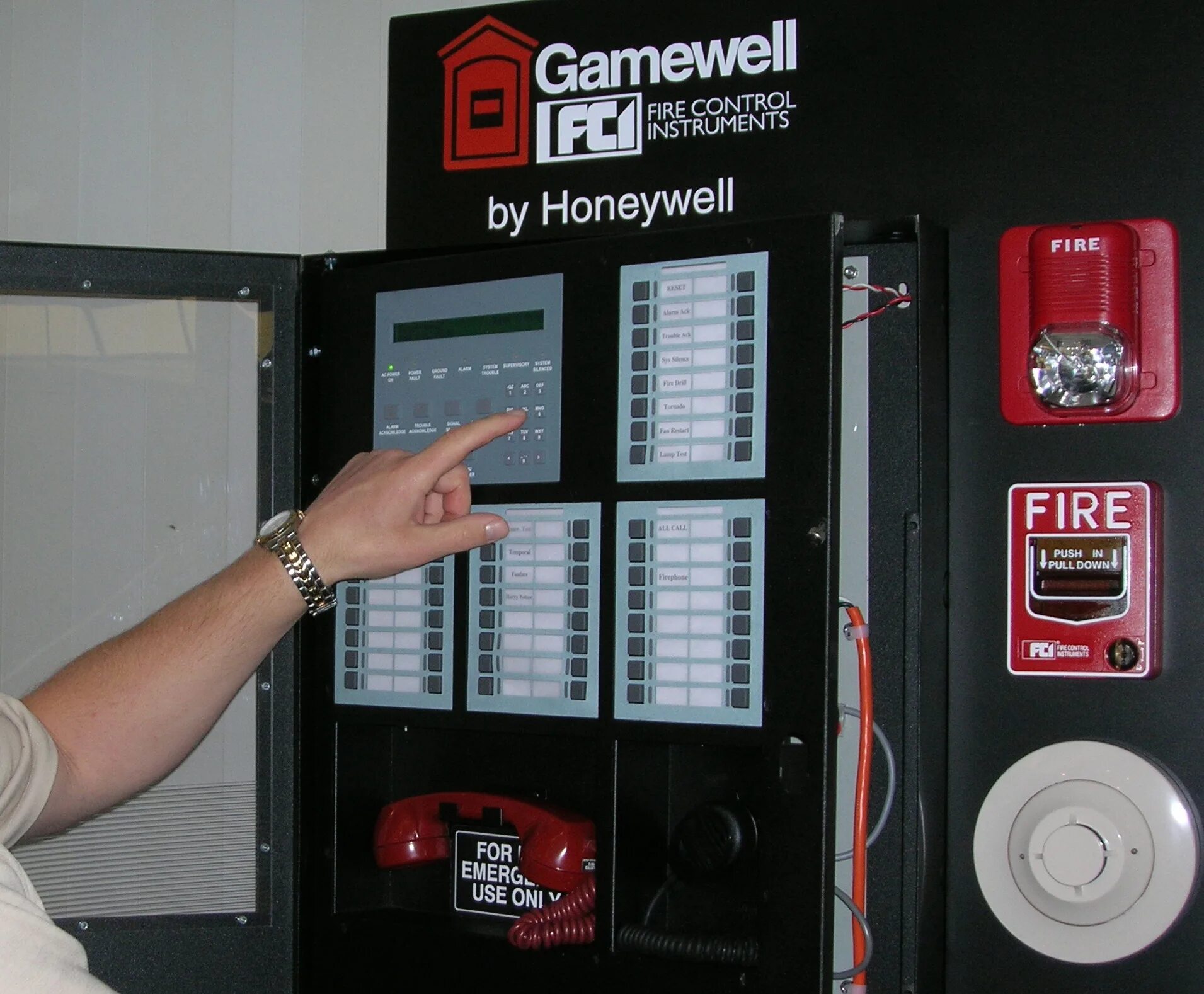 Пожарная сигнализация Honeywell панель. Пожарная сигнализация Honeywell ATC. Судовая пожарная сигнализация. Пульт пожарной сигнализации на судне.