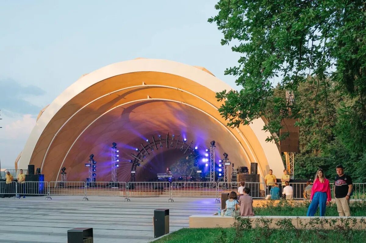 Нижегородский кремль нижний новгород 2021. Фонтаны в нижнем новгороде. Ярославль ночью. Chkalov staircase. Ночной ярославль.