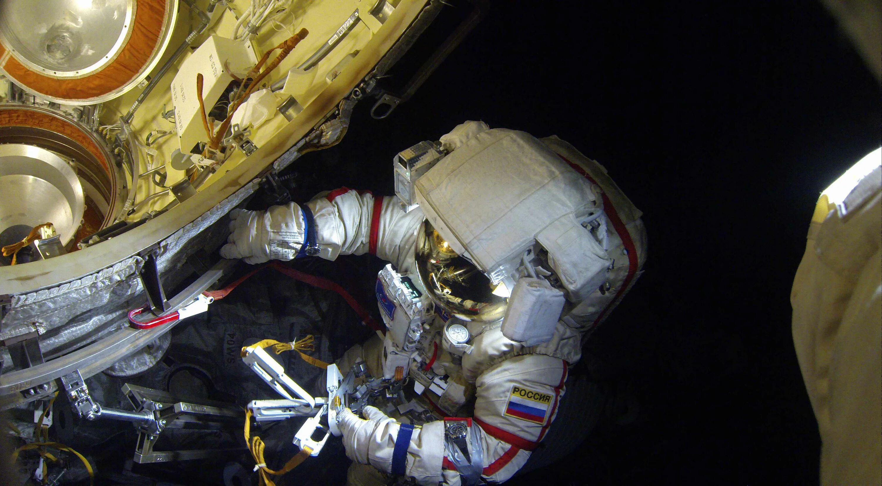 Российские космонавты вышли в открытый космос. МКС 65 Новицкий. Наши космонавты в открытом космосе. МКС космонавты в открытом космосе. Пирс (модуль МКС).