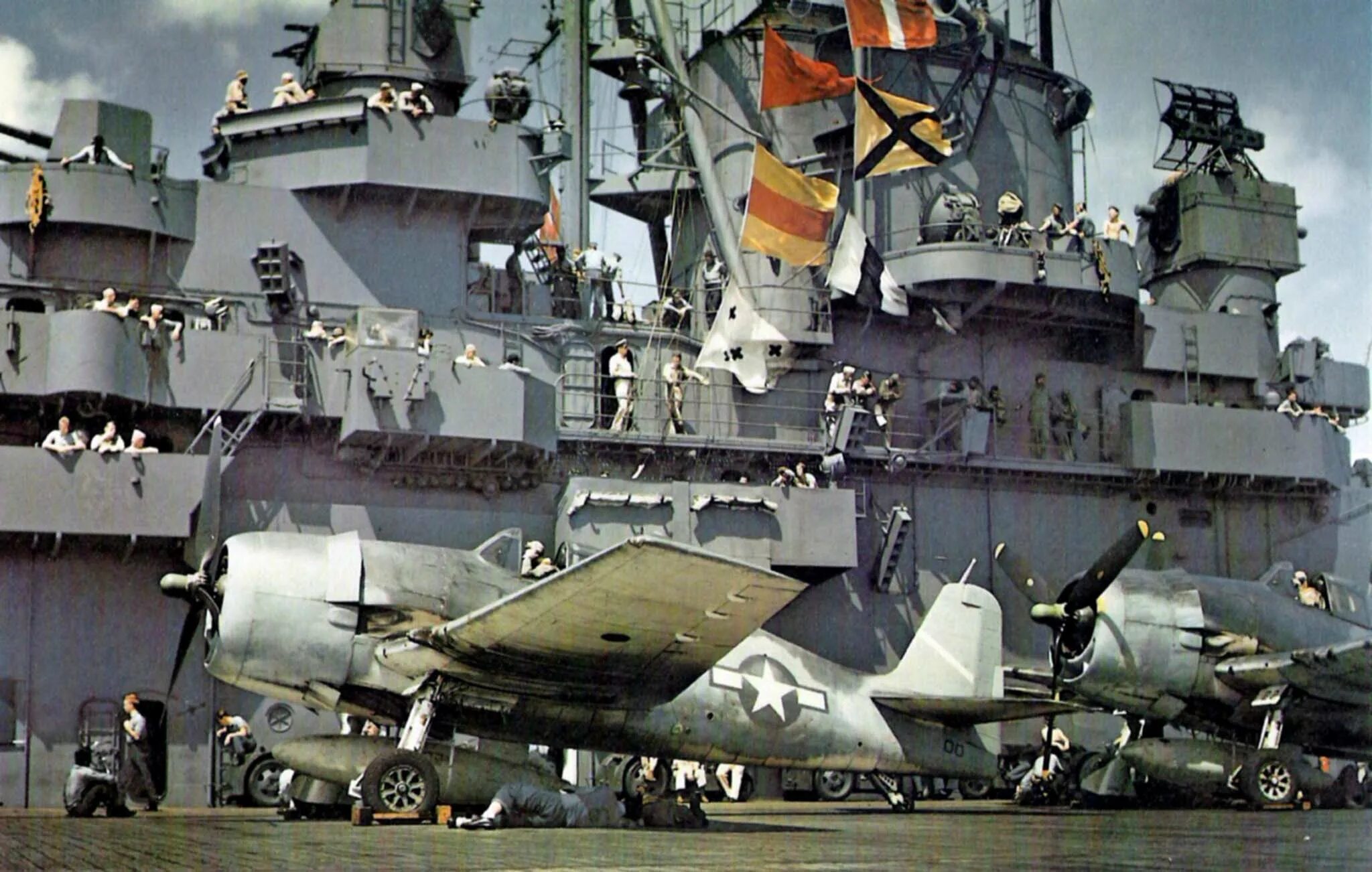 Авианосец Йорктаун 1943. USS Yorktown CV-10. Йорктаун авианосец второй мировой. Авианосец Эссекс CV-9.