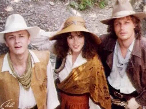 Фильм сердца трех в долине приведений. Стикс сердца трех. Алёна хмельницкая сердца трех. Фрэнсис морган сердца трех. Стикс сердца трех.