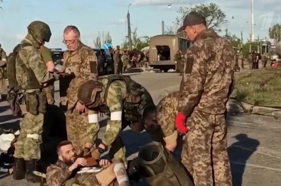 Украинские военные издеваются над пленными. Русские солдаты в плену на Украине.