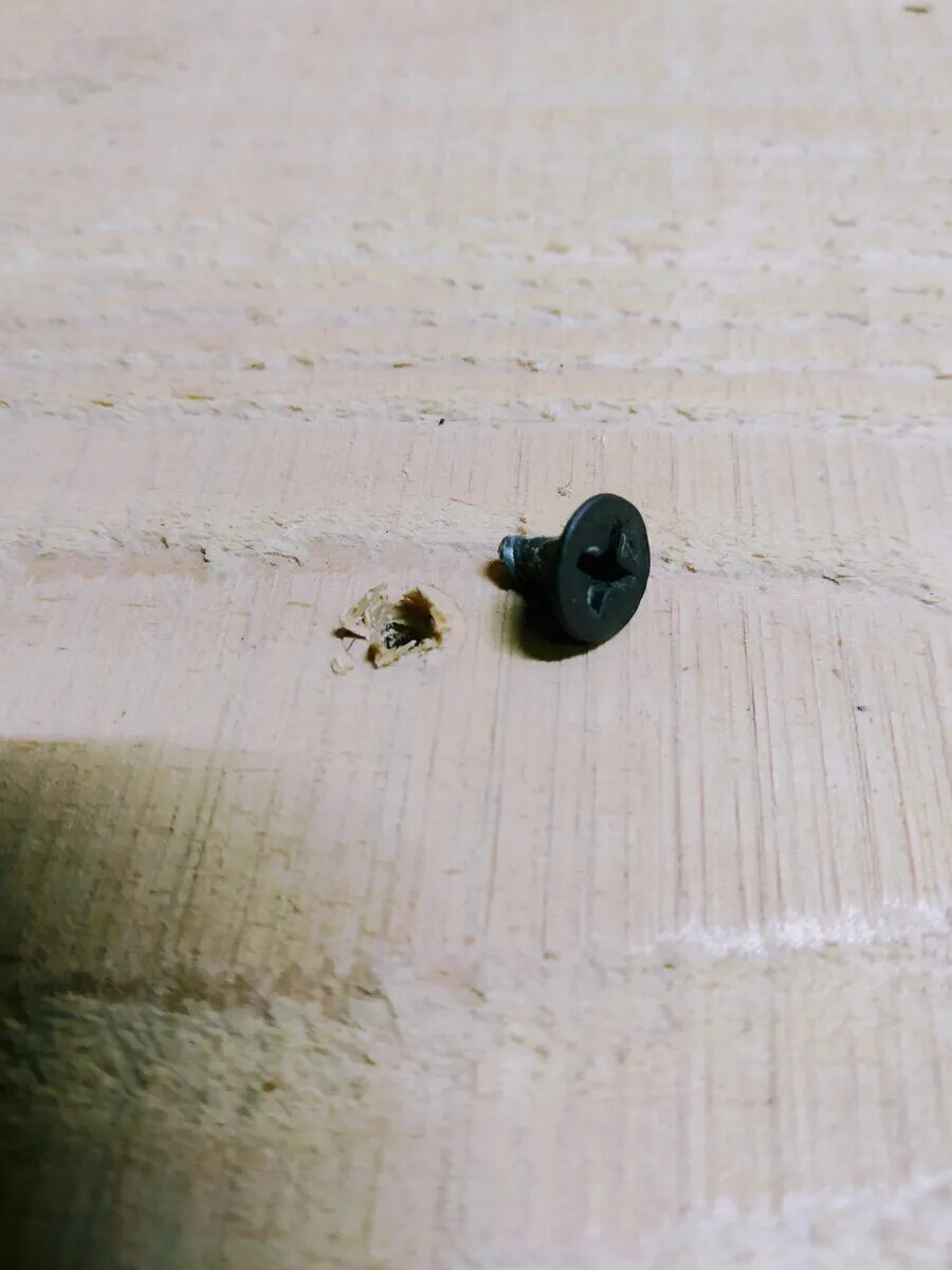 Сломанный саморез. Сломанный саморез. Открутить саморез с сорванными гранями. Сломанный саморез в дереве. Сломанный саморез в дереве.