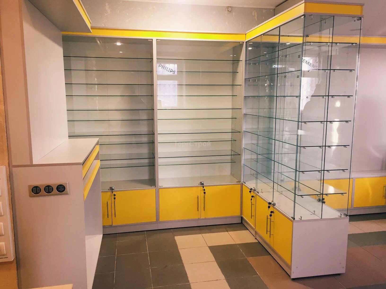 Витрины торговые. Торговое оборудование стеклянные витрины. Комбинированная торговая мебель. Оборудование для торговли. Торговое оборудование витрины.