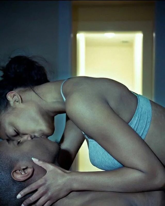 Женщина целует живот мужчине. Поцелуй ниже. Поцелуй в живот. Поцелуй в животик. Женщина целует мужчину в живот.
