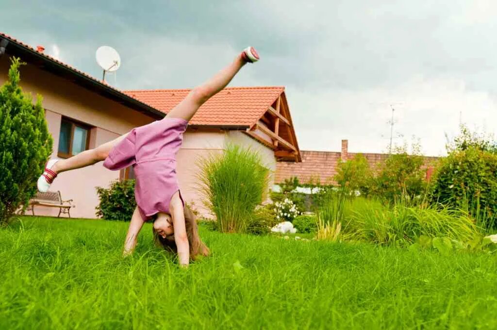 Непоседливый ребенок. Домашние беговые дорожки. Дети бегут по лужайке в дом. Дом бегу. Домик сбежала.