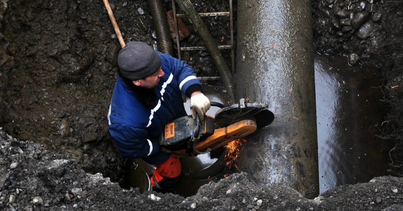 Утечки водоканал. Слесарь АВР. Слесарь АВР Водоканал. Ремонтно восстановительные работы. Слесарь в канализации.