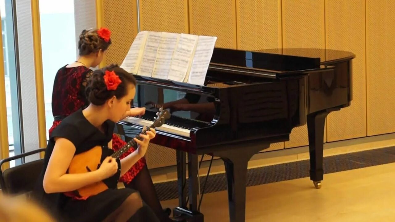 Музыкальный колледж кострома. Музыкальный колледж празднует новоселье. Популярные музыкантши сейчас. Студентам музыкальных. Студенты поют гимн.