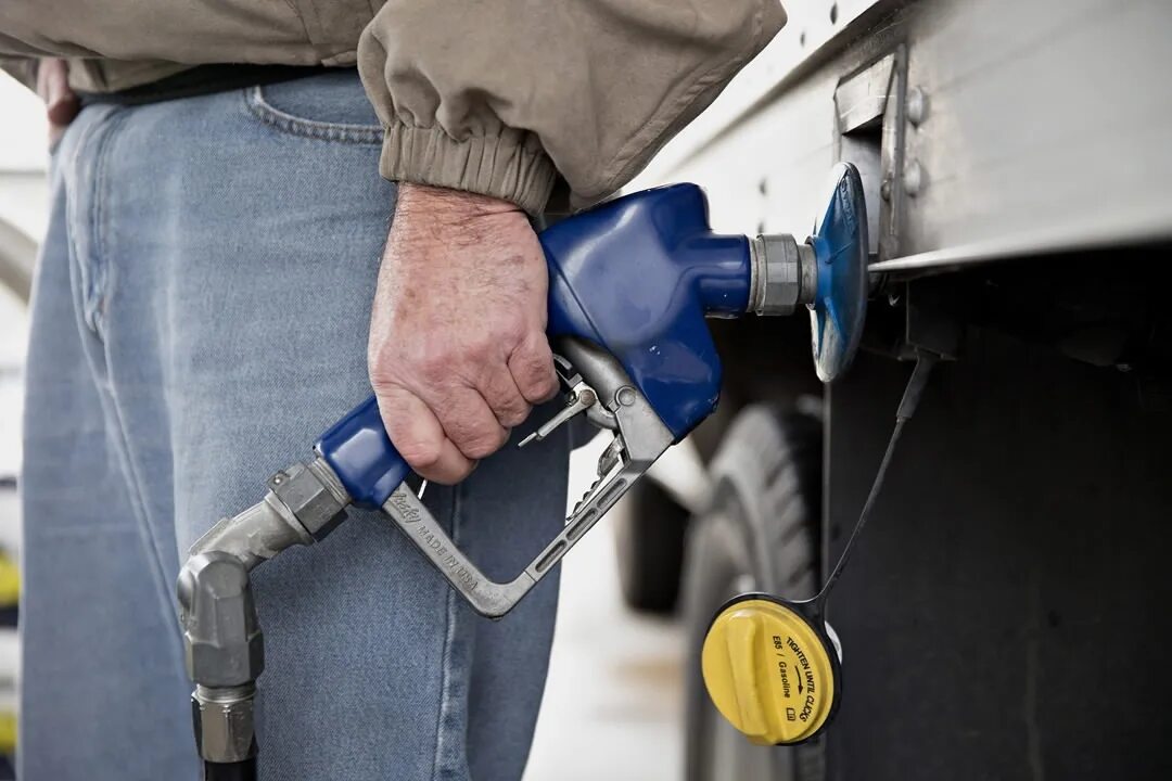 Защелка на заправочном пистолете. Когда нужно заправлять машину бензином. Автомобильный бензин. Заправляет автомобиль. Заправить положена.