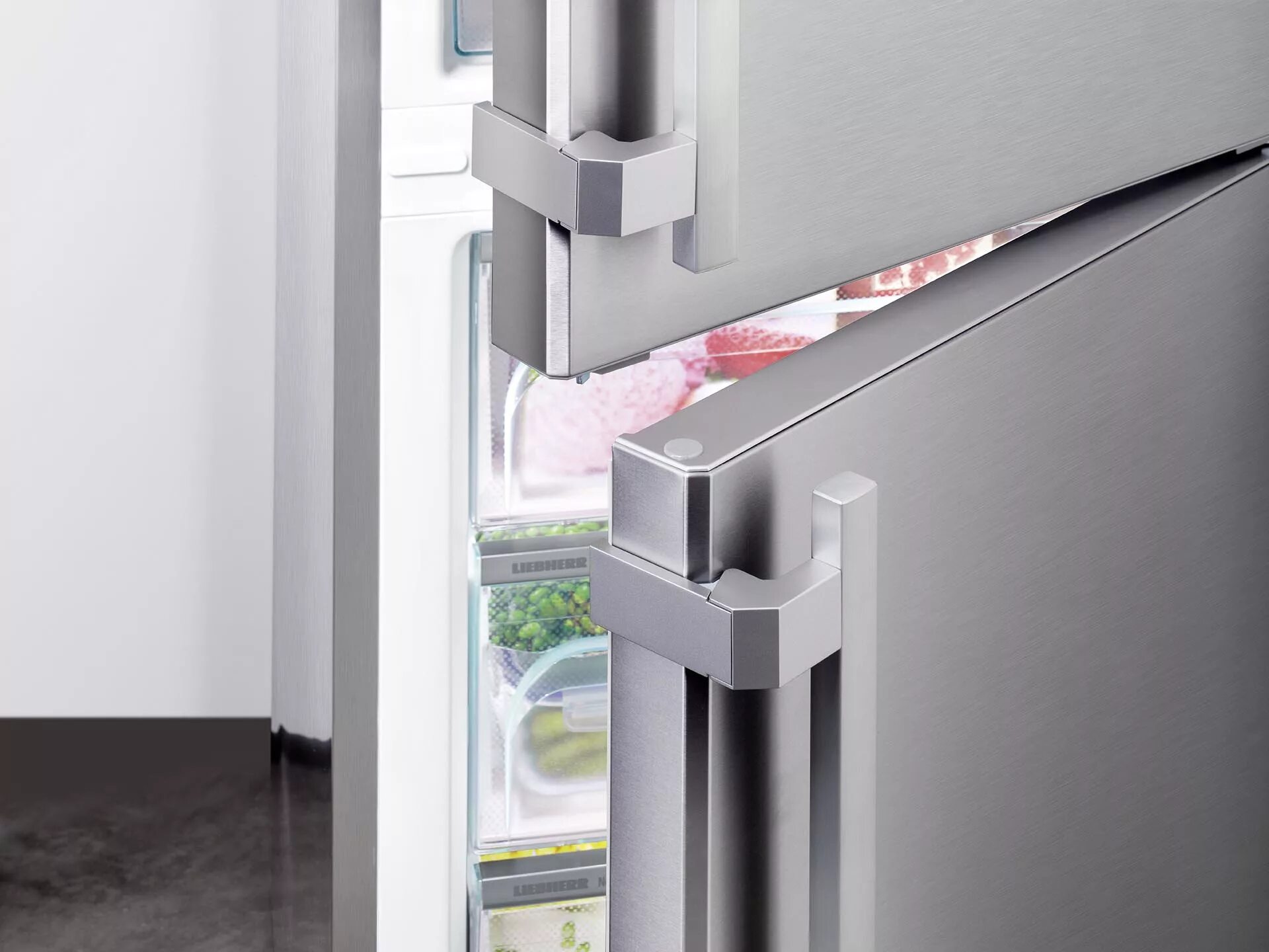 при открывании дверцы холодильника. дверца холодильника. сигнал открытой двери холодильника. открытая дверца холодильника. Blum электропривод servo-drive.