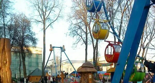 Центральный парк калуга. Лето парк калуга. Центральный парк калуга аттракционы. Калуга парк центральный фонтан. Центральный парк калуга.