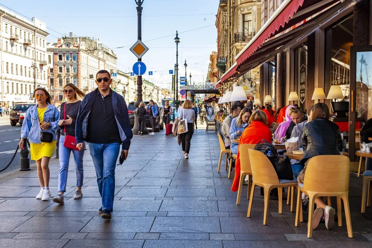 Стрит Ритейл Санкт Петербург. Санкт-Петербург кафе на Невском проспекте на улице.