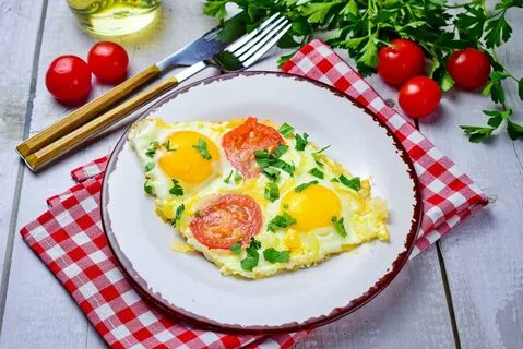 Яичница с зеленым луком и помидорами