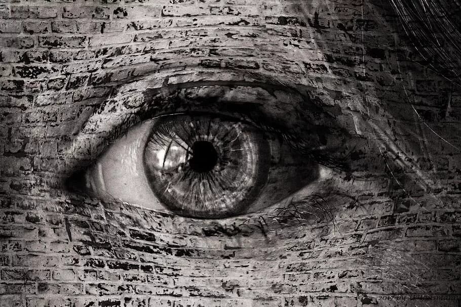 Дыра в стене. Глаза из стены. Глаза на стене. Следящие глаза. Много глаз в темноте.