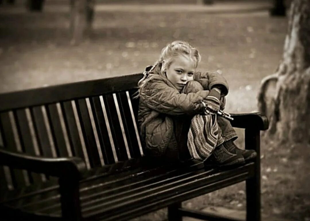 Задумчивая девочка. Грустный ребенок. Обиженный маленький мальчик. Обиженная девочка. Обиженный ребенок.