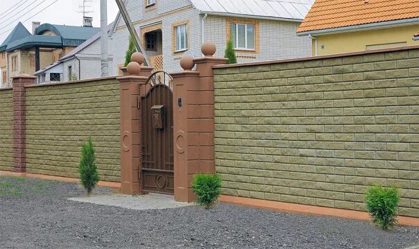 Забор из фасадных панелей. Фасадный забор. кирпичный забор. красивый фасадный забор.