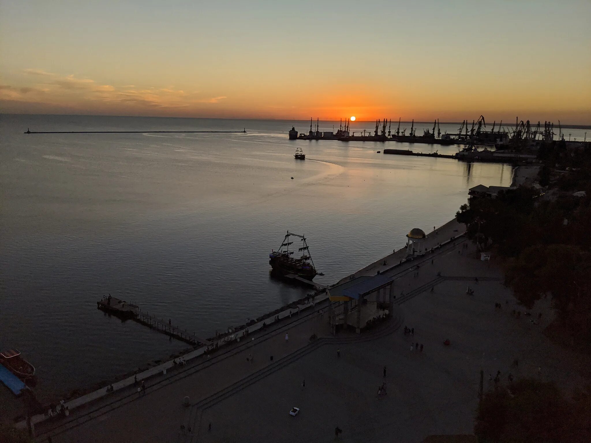 Бердянск набережная. Азовское море город Бердянск. Город Бердянск набережная. Бердянск закат.