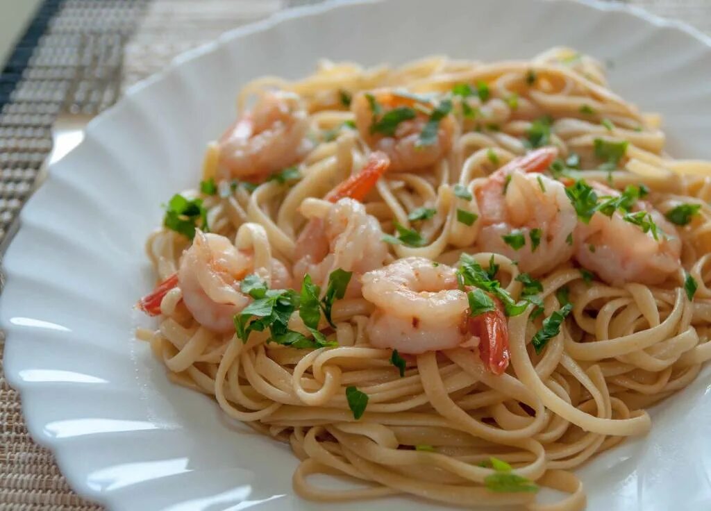 Спагетти с креветками в сливочном. Альфредо фетучини паста. Паста карбонара с креветками. Спагетти с креветками в сливочном соусе. Итальянская паста с креветками.