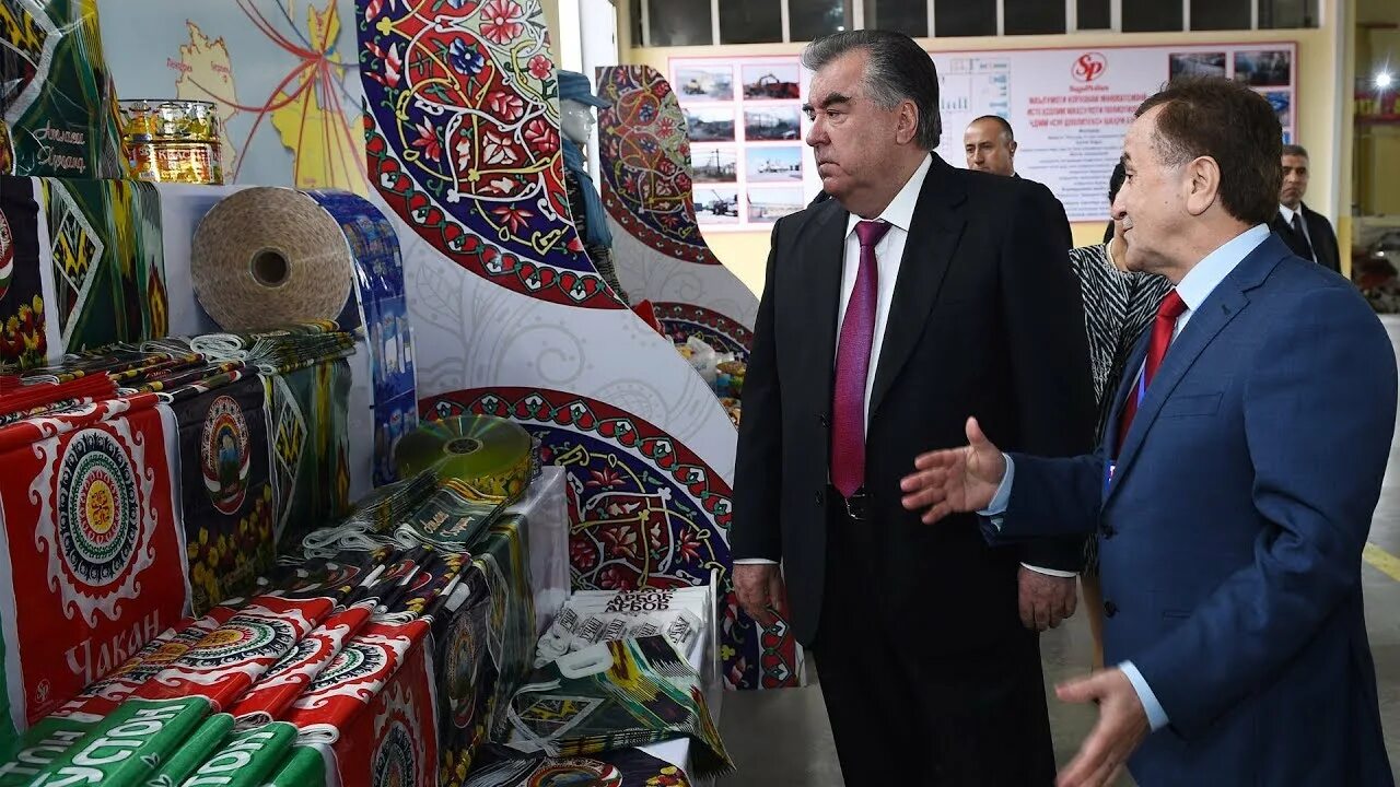 Саноати точикистон. Завод талко в таджикистане. Фабрика завод в худжанд , таджикистан. Эмомали рахмон арбоб. Завод промышленности в душанбе.