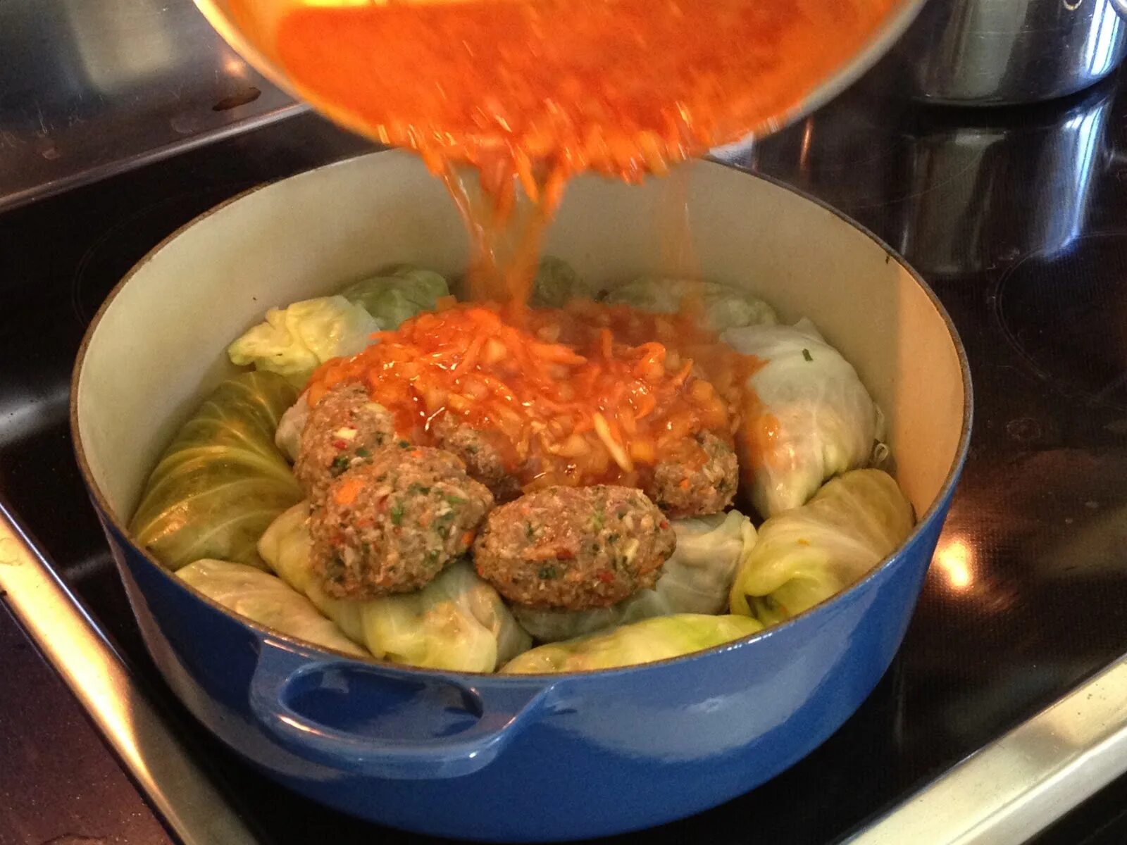 Соус для тушения голубцов. Голубцы фаршированные. Голубцы с мясом. Ленивые голубцы с капустой в духовке с подливкой. Голубцы домашние.