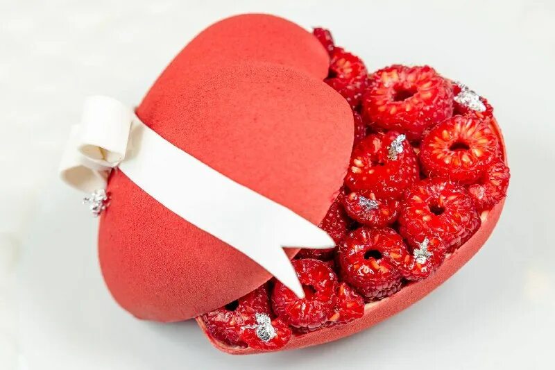 Муссовые десерты сердечки. Пирожное в виде сердечка. Десерт сердце бывшего. Нежный десерт. Десерт в виде сердечка.