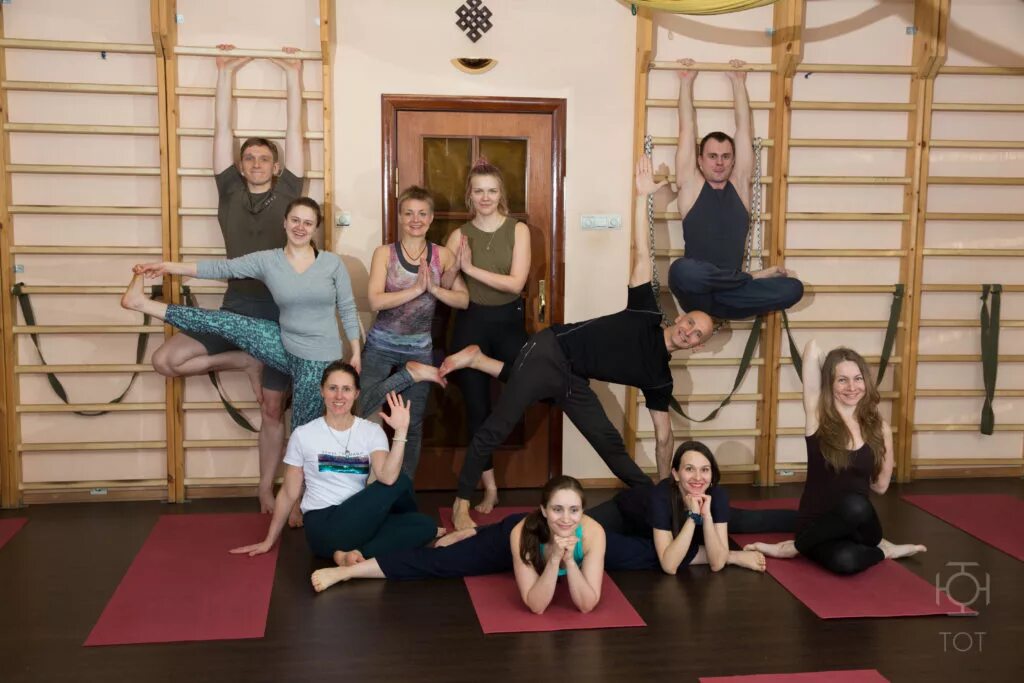 Ёга терапия упражнения. Йогатерапия йога. Эка пада супта вирасану. Йогатерапия. Sunny outdoor yoga session.