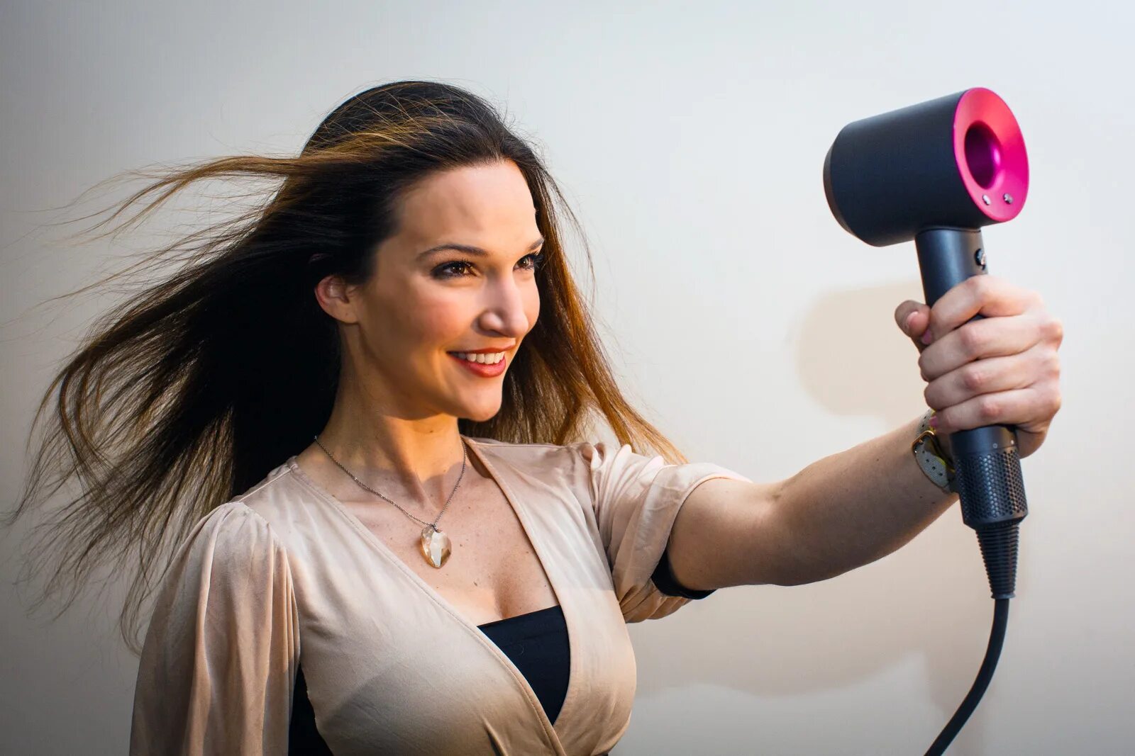 Как сушить феном дайсон. Dyson hair dryer. dyson supersonic hair dryer. super hair dryer фен дайсон. девушка с феном дайсон.
