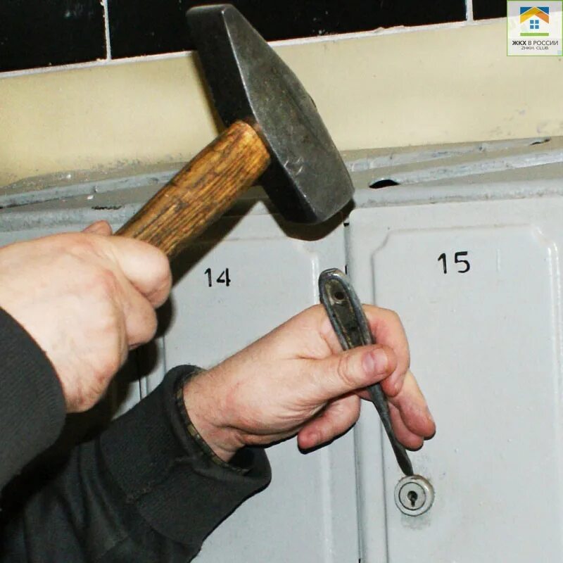 Как вскрыть почтовый замок. Замок для почтовых ящиков. вскрыть замок ящика. ключ для ящика в подъезде. ключ для щитовой в подъезде.