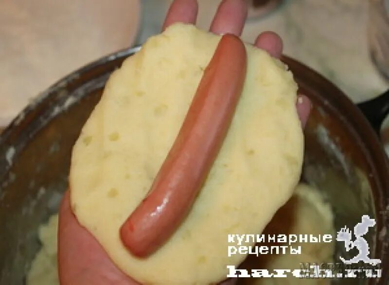 Сосиска в пюре из картофеля. Сосиски в картофельном пюре. Картофельное пюре с сосисками. Картофельное пюре с сосисками. Сосиски в картофельном пюре.