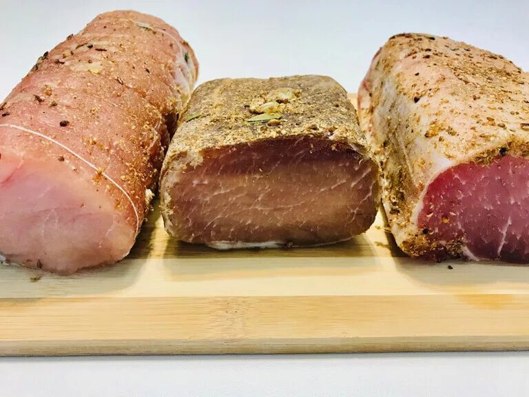 бесплатное сало и колбаса по 2. сало с мясом. колбаса вареная. колбасу с хлебушком. натюрморт с колбасой.