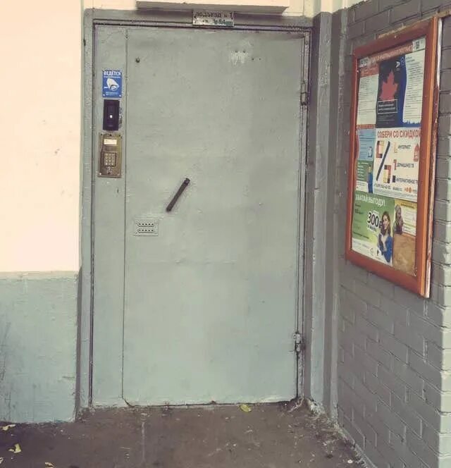 Дверь в тамбур. Можно ли в подъезде установить дверь. Можно ли в подъезде установить дверь. Монтаж входной двери. Деревянные двери в подъезд.