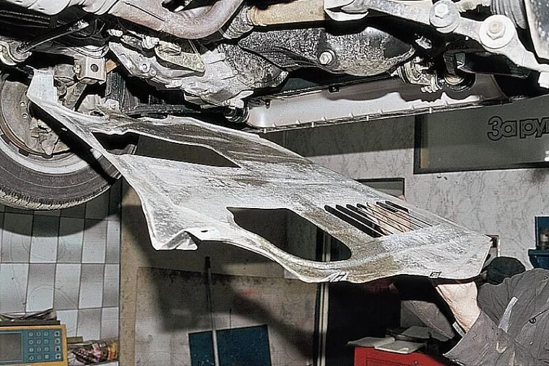 8. Пыльник двигателя w203 coupe. Пыльник двигателя нива 21214. Снял пыльник двигателя. Пыльник двигателя ваз 2112.