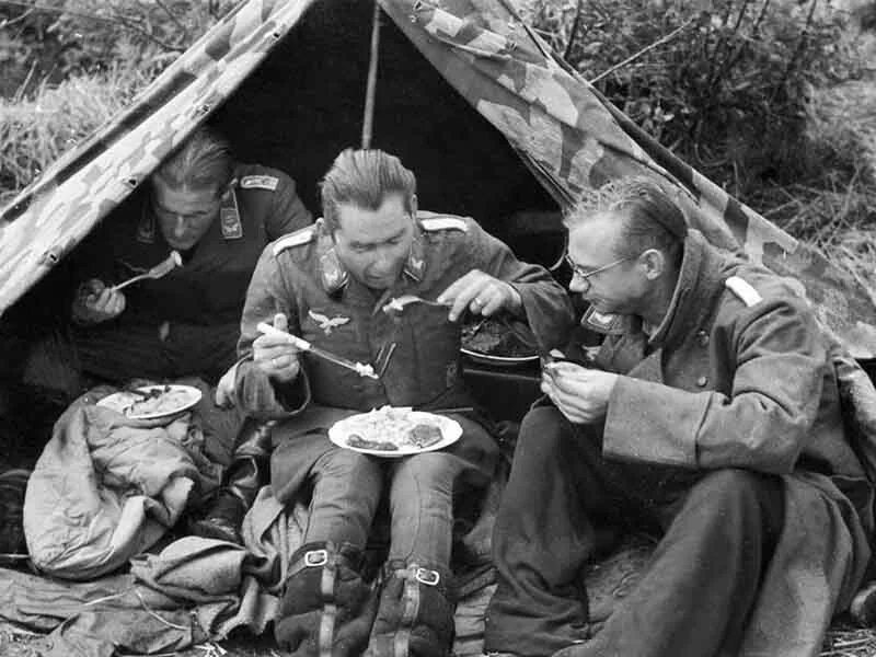 Традиции во время войны. Еда в ВОВ 1941-1945. Немецкий солдат обедает. Солдат вермахта обедает. Обед на фронте.