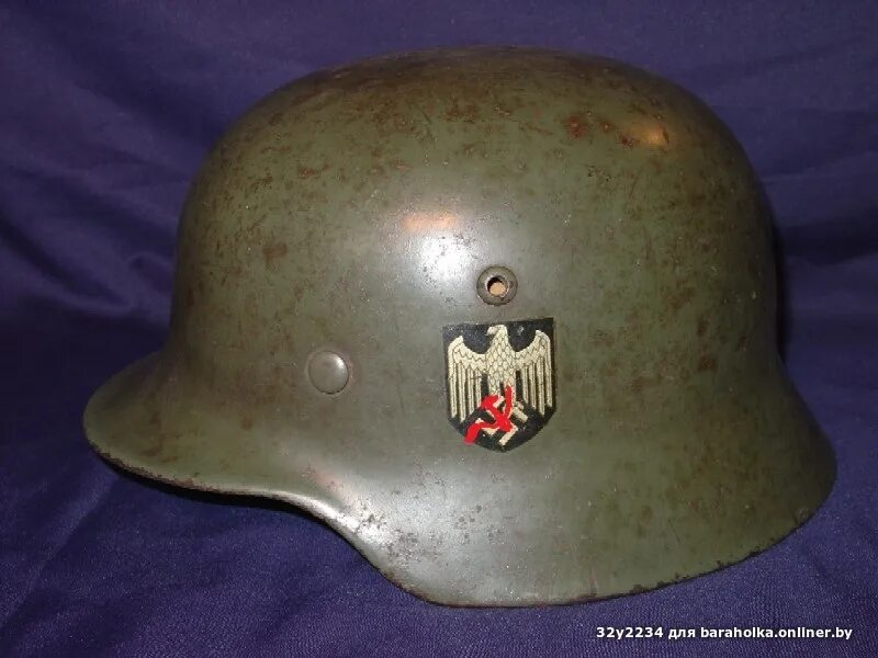Немецкие каски вов. Шлемов м-44. Каска m35 вермахт. Немец в каске. Немецкая каска второй мировой.