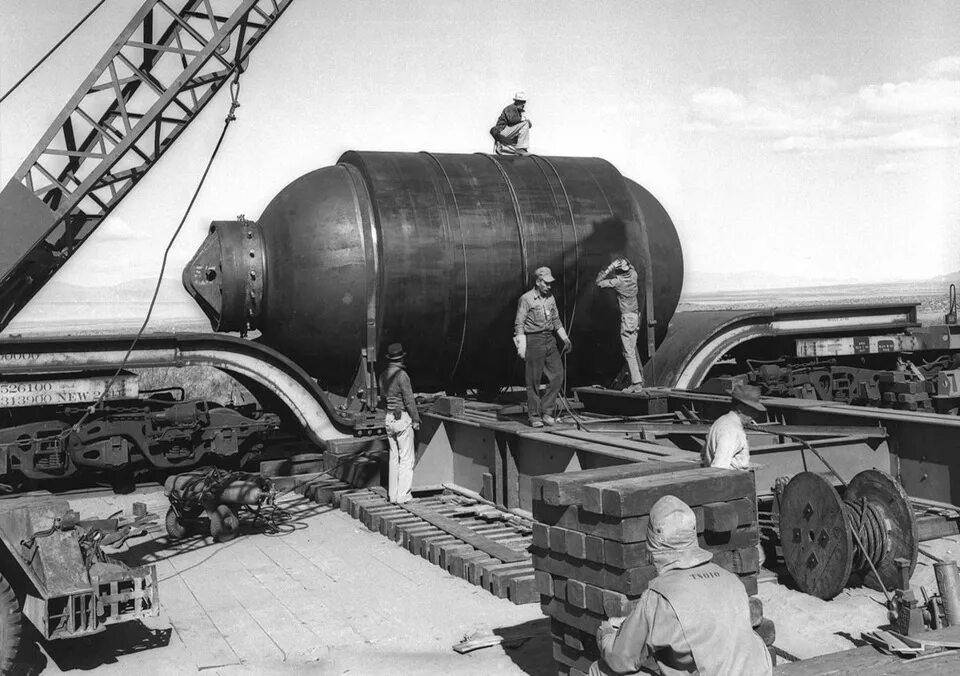 Испытание первой. Первая ядерная бомба Тринити. Первая атомная бомба в США 1945. Тринити атомная бомба. Проект Тринити 1945.