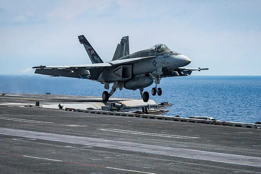 Вмс ввс. Американский самолет &quot;f-18 hornet&quot;. uss carl vinson f/a 18 hornet.. палубная авиация вмс сша. f-18 супер хорнет на палубе.