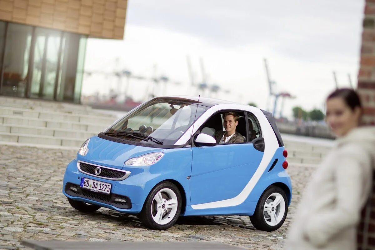 Смарт автомобиль модельный ряд. Smart fortwo 2010. Mercedes smart fortwo 2015 size. Самые компактные авто. Мерседес смарт.