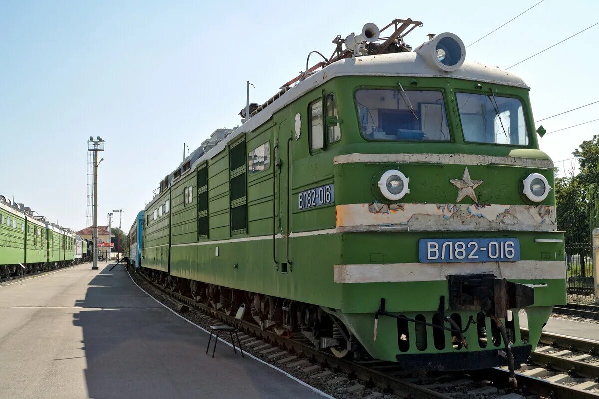 Электровозы выпускают. Вл82 электровоз. Электровоз НЭВЗ СССР вл80. Вл82 016. Вл82 СССР.