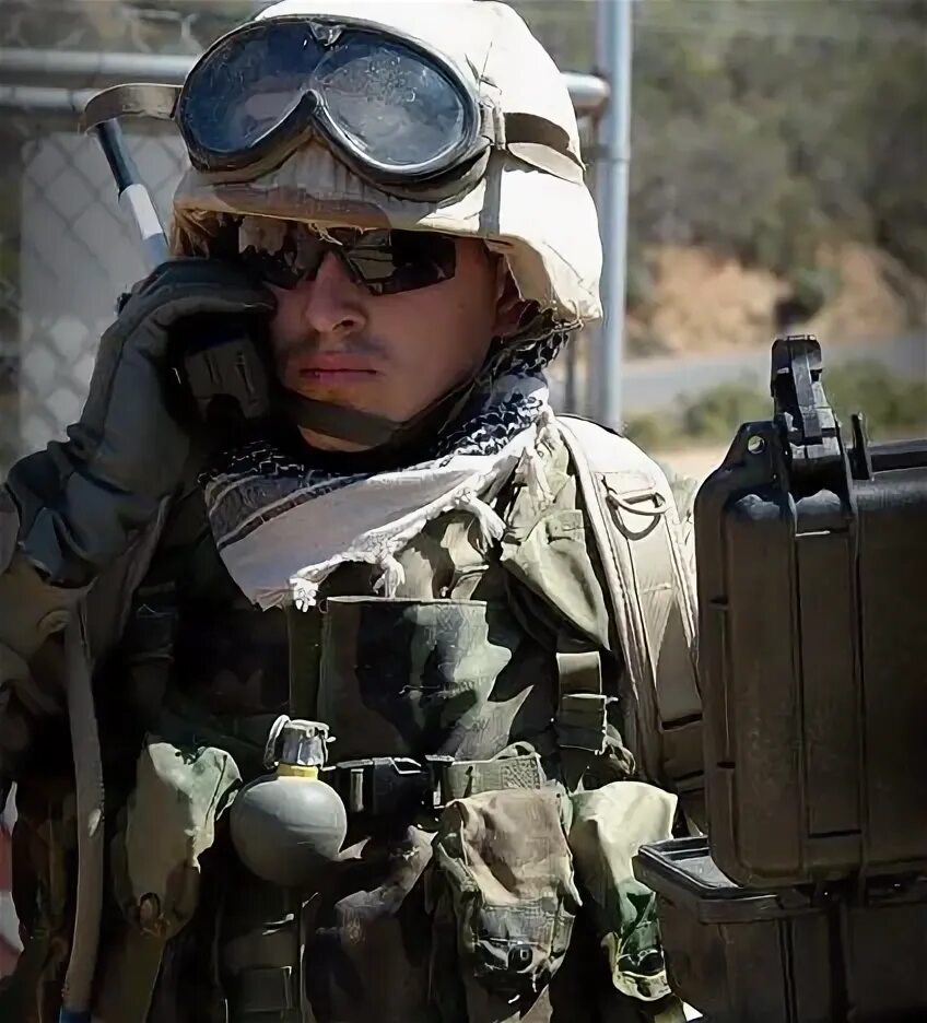 Soldiers radio. Soldier Radio. Soldier on Radio. Soldier with Radio. Soldier with radiostation.
