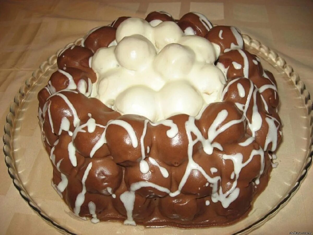 торт шариками со сметанным кремом.