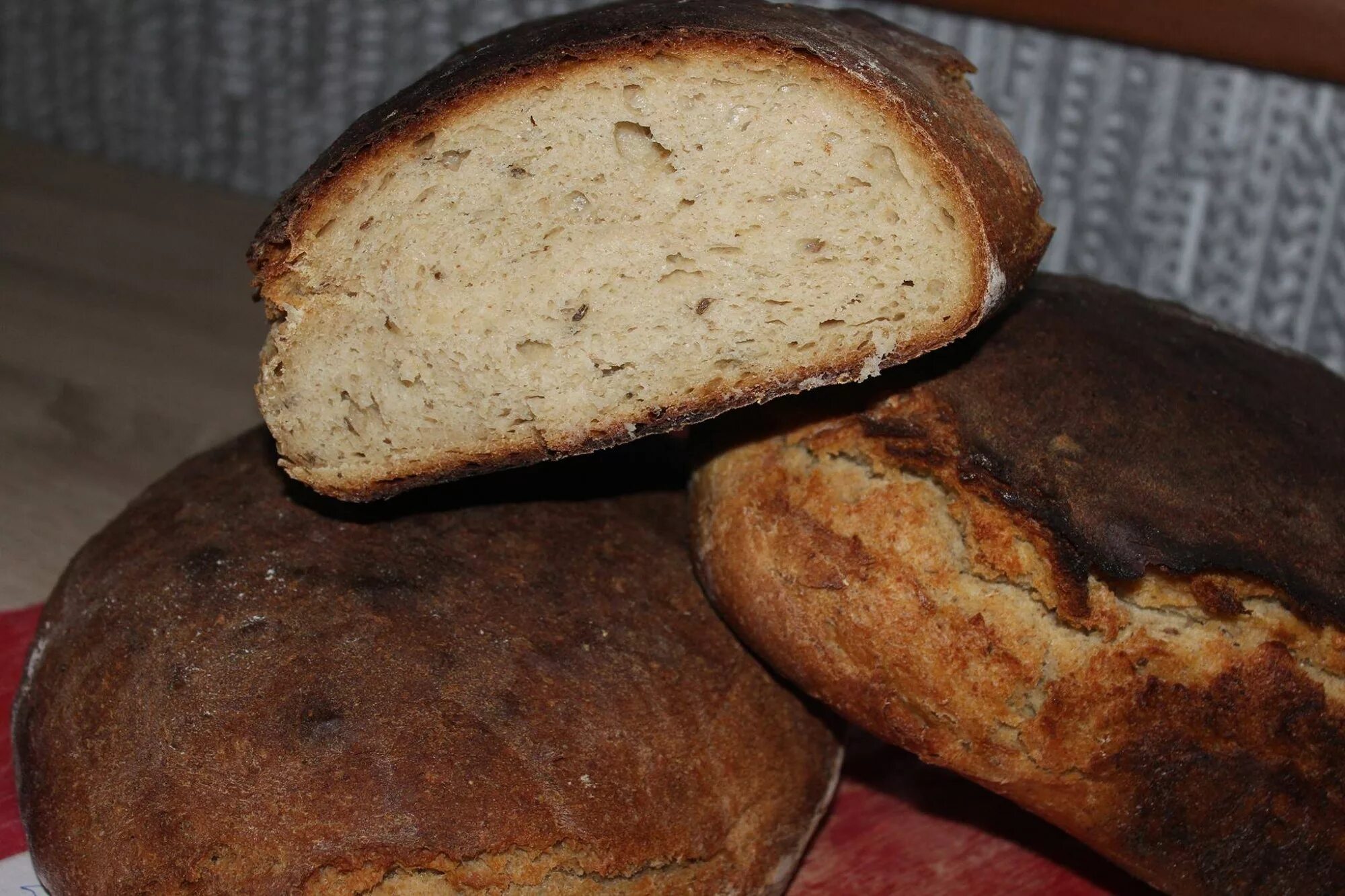 Ржаной хлеб сладкий. Латвийский кисло-сладкий хлеб на закваске рецепт светланы аристовой. Вкус сладкого хлеба. Хлеб с начинкой сладкий. Хлеб с курагой черносливом и орехами.