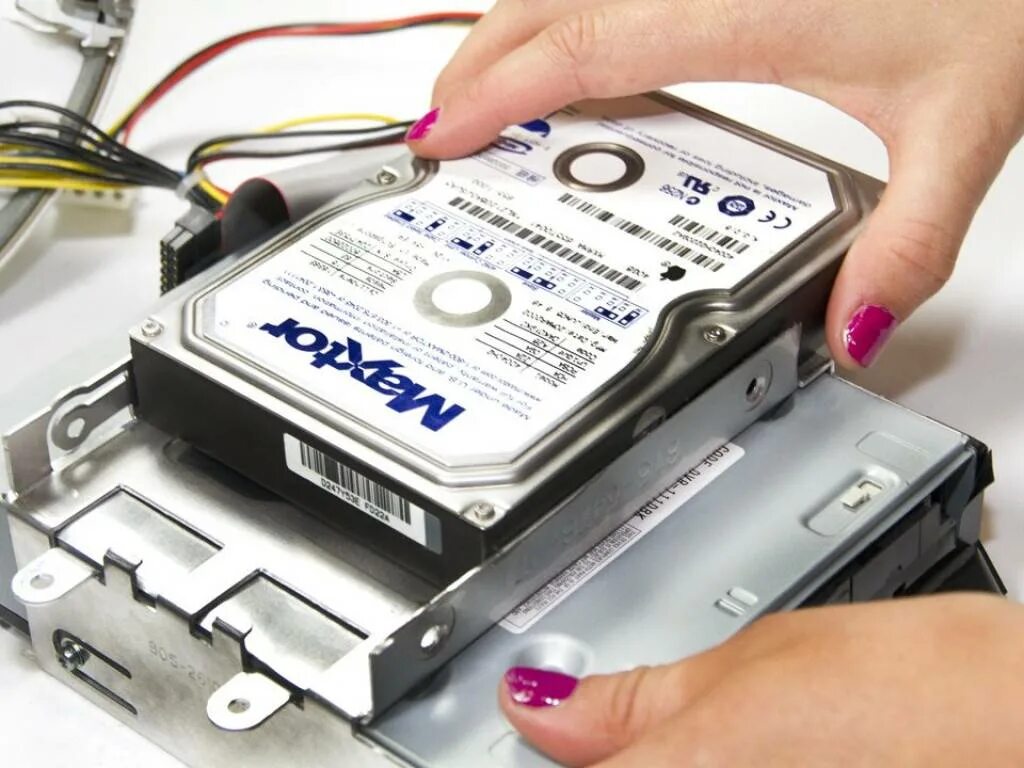 Почему пропадает жесткий диск. Жесткий диск. Жесткий диск компьютера. Крепление жесткого диска. Крепление для HDD.