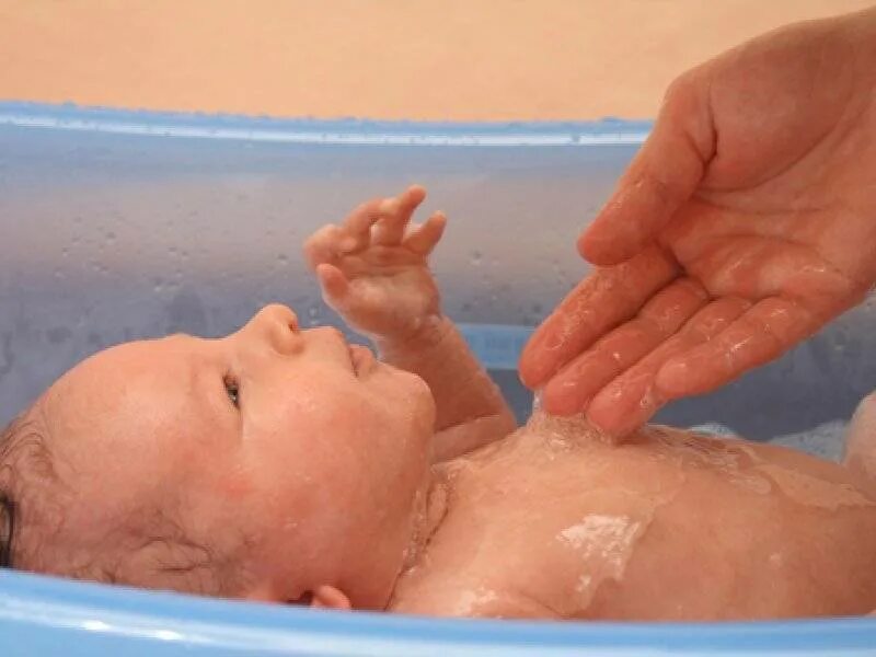 Купание грудничка. Купание новорожденного первый. Вода для купания новорожденного. Как правильно купать новорожденного.