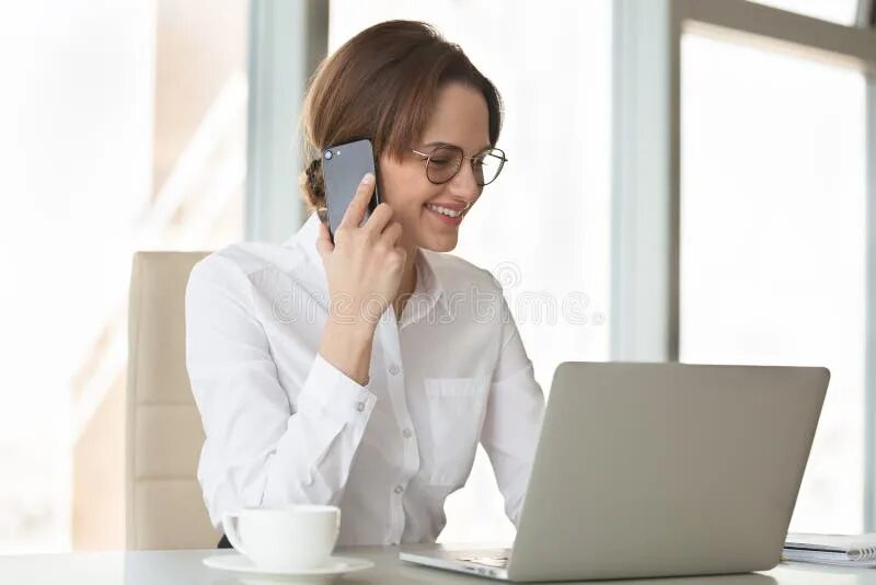 Quick phone call. Make a phone call. связанная девушка в офисе. делать звонок. интервью девушка.